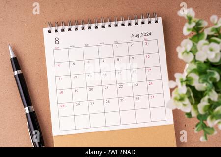 Calendrier de bureau d'août 2024 posé à plat Banque D'Images