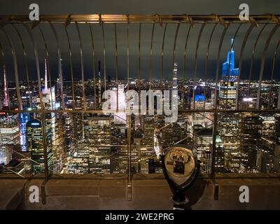 New York, États-Unis - 4 mai 2023 : vue de Midtown Manhattan la nuit, vue de la plate-forme d'observation de l'Empire State Building. Banque D'Images