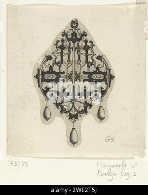 Pendentif dont les boucles se terminent à gauche et à droite dans une silhouette -comme tête de poisson, Daniel Mignot, 1596 - 1616 print pendentif avec trois perles. Issu d'une série composée d'une page de titre et de 7 magazines avec pendentifs. Allemagne (éventuellement) gravure sur papier Banque D'Images