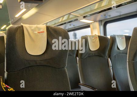 VIENNE, AUTRICHE - 21 novembre 2023 : Voyage à bord d'un ÖBB Railjet en direction de l'aéroport international de Vienne Banque D'Images