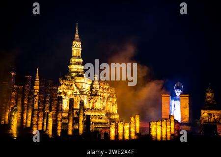 Festival Loy Khrathong dans le parc historique de Sukhothai, Thaïlande Banque D'Images