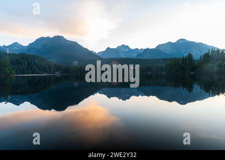 Lac Strbske pleso avec des pics au-dessus dans les montagnes des Hautes Tatras en Slovaquie pendant l'été tôt le matin avant le lever du soleil Banque D'Images