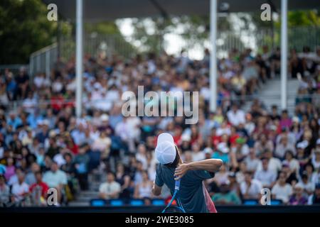 Touriste avec des sacs à dos dans une foule regardant un événement sportif dans un stade. Les fans de sport applaudissent et regardent le tennis à l'Open d'Australie Banque D'Images