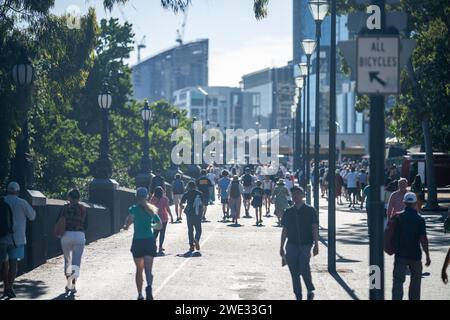 Touriste avec des sacs à dos dans une foule regardant un événement sportif dans un stade. Les fans de sport applaudissent et regardent le tennis à l'Open d'Australie Banque D'Images