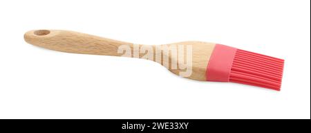 Brosse en silicone rouge avec poignée en bois isolée sur blanc. Ustensile de cuisine Banque D'Images