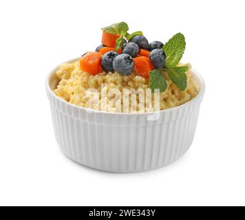 Savoureux porridge de millet avec des myrtilles, citrouille et menthe dans un bol isolé sur blanc Banque D'Images