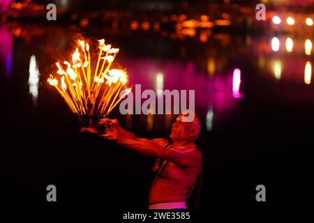 Ajmer, Inde. 22 janvier 2024. Un prêtre hindou tient une lampe traditionnelle alors qu'il exécute ''Maha Aarti'' à l'occasion de la cérémonie de consécration d'un temple de la divinité hindoue RAM à Ayodhya, au lac Saint de Pushkar, en Inde, le 22 janvier 2024. Beaucoup de gens en Inde ont célébré après que le Premier ministre ait dirigé la consécration d'un temple controversé et inachevé dans la ville sainte d'Ayodhya. Mais les critiques disent qu'il l'a fait en pensant aux élections à venir. Photo de ABACAPRESS.COM crédit : Abaca Press/Alamy Live News Banque D'Images