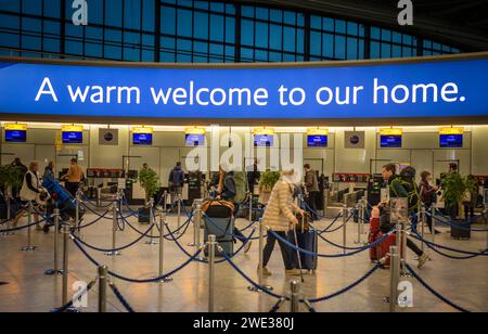 Les passagers de classe affaires arrivent pour l'enregistrement avec British Airways au terminal 5 de l'aéroport de Londres Heathrow, Royaume-Uni. Banque D'Images