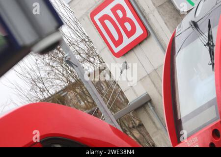 Es fährt ein Zug fährt nach Nirgendwo : Blick am Montag 22.01.2024 in der Vier-Tore-Stadt Neubrandenburg Landkreis Mecklenburgische Seenplatte auf das logo der Deutschen Bahn. Die Mitglieder Gewerkschaft Deutscher Lokomotivführer GDL sind erneut zu einem Streik aufgerufen von dem ab Mittwoch 24.01.2024 auch den Personenverkehr betroffen sein wird. Dahingehend kann es bundesweit zu Verspätungen und Ausfällen im Bahnverkehr kommen. Der Grund dafür liegt insbesondere darin begründet, dass sich die Deutsche Bahn und die Gewerkschaft bisher nicht BEI dem Kernthema der GDL einigen konnten. Dieses Banque D'Images