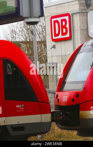 Es fährt ein Zug fährt nach Nirgendwo : Blick am Montag 22.01.2024 in der Vier-Tore-Stadt Neubrandenburg Landkreis Mecklenburgische Seenplatte auf das logo der Deutschen Bahn. Die Mitglieder Gewerkschaft Deutscher Lokomotivführer GDL sind erneut zu einem Streik aufgerufen von dem ab Mittwoch 24.01.2024 auch den Personenverkehr betroffen sein wird. Dahingehend kann es bundesweit zu Verspätungen und Ausfällen im Bahnverkehr kommen. Der Grund dafür liegt insbesondere darin begründet, dass sich die Deutsche Bahn und die Gewerkschaft bisher nicht BEI dem Kernthema der GDL einigen konnten. Dieses Banque D'Images