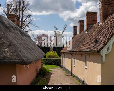 Moulin à vent de John Webb, datant de 1804, encadré par des aumshouses historiques, Thaxted, Essex, Royaume-Uni Banque D'Images