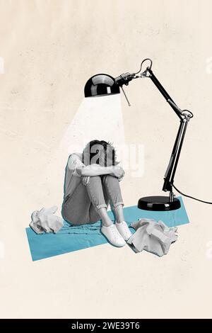 Vertical contemporain photo collage image d'une fille stressée solitaire assise câliner elle-même se cacher tête fatiguée travail épuisé papier froissé Banque D'Images