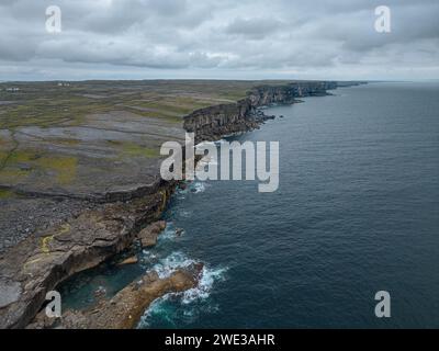 inishmore falaises arial dans le comté de clare Banque D'Images