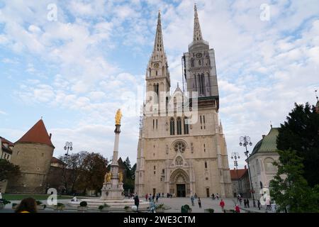 Zagreb, Croatie - 20 septembre 2016 : touristes près de la cathédrale de Zagreb Banque D'Images