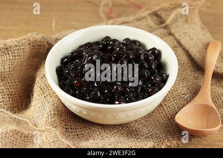 Tapioca Boba Pearl, Bubble Topping dans un bol pour le thé ou une autre boisson Banque D'Images