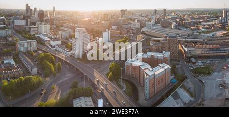 Photographie aérienne panoramique du centre-ville de Manchester, du campus de l'Université de Manchester, de la gare de Piccadilly et du chemin mancunien sous le soleil du soir Banque D'Images