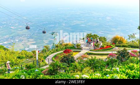 Vue d'en haut à la zone de téléphérique au sommet de la montagne Ba Den, l'endroit le plus élevé dans la région du sud pour attirer les touristes à visiter à Tay Ninh Banque D'Images