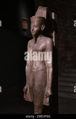 Louxor, Egypte - 2 janvier 2024 : Statue du dieu Amoun, statue de calcaire du temple de Karnak Banque D'Images