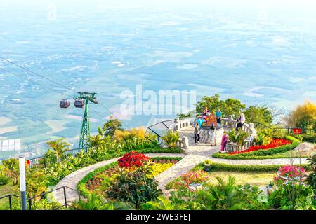 Vue d'en haut à la zone de téléphérique au sommet de la montagne Ba Den, l'endroit le plus élevé dans la région du sud pour attirer les touristes à visiter à Tay Ninh Banque D'Images