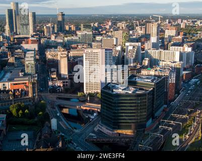 Image aérienne du centre-ville de Manchester, Embankment, Manchester Piccadilly, Deansgate Square, Beetham Tower et la ligne de chemin de fer menant à la gare Victoria Banque D'Images