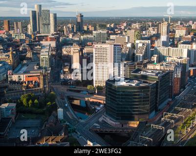 Image aérienne du centre-ville de Manchester, Embankment, Manchester Piccadilly, Deansgate Square, Beetham Tower et la ligne de chemin de fer menant à la gare Victoria Banque D'Images