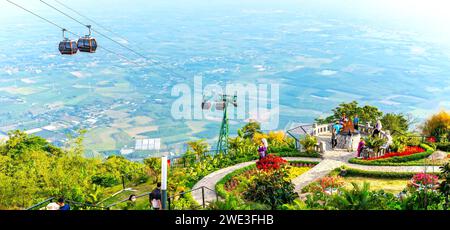 Vue d'en haut à la zone de téléphérique au sommet de la montagne Ba Den, l'endroit le plus élevé dans la région du sud pour attirer les touristes à visiter à Tay Ninh Banque D'Images