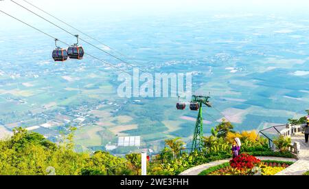 Vue d'en haut à la zone de téléphérique au sommet de la montagne Ba Den, l'endroit le plus élevé dans la région du sud pour attirer les touristes à visiter à Tay Ninh Banque D'Images