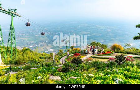 Vue d'en haut à la zone de téléphérique au sommet de la montagne Ba Den, l'endroit le plus élevé dans la région du sud pour attirer les touristes à visiter à Tay Ninh Banque D'Images