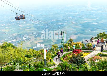 Vue d'en haut à la zone de téléphérique au sommet de la montagne Ba Den, l'endroit le plus élevé dans la région du sud pour attirer les touristes à visiter à Tay Ninh Banque D'Images