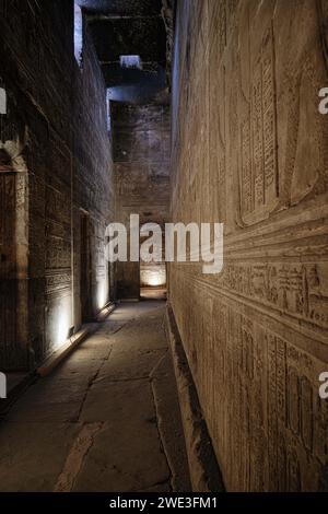 Qena, Égypte - décembre 27 2023 : intérieur du temple de Hathor dans le complexe du temple de Dendera, l'un des temples les mieux conservés Banque D'Images