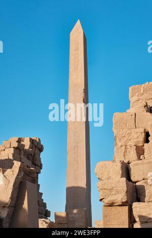 Louxor, Égypte - 2 janvier 2024 : obélisques et ruines du temple de Karnak Banque D'Images