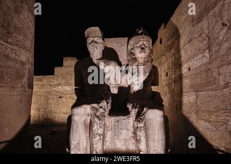 Louxor, Egypte - 2 janvier 2024 : statues de toutankhamon et son amour ankesamun dans le temple de Louxor Banque D'Images