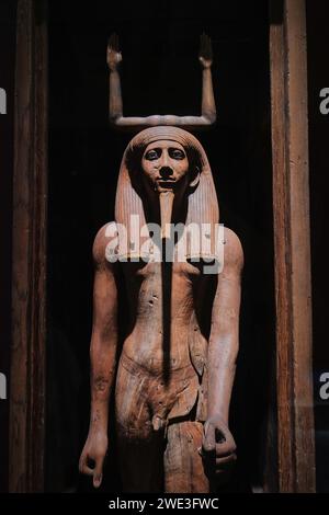 Le Caire, Egypte - 2 janvier 2024 : Statue en bois du Pharaon Hor I. Le Musée égyptien au Caire Banque D'Images