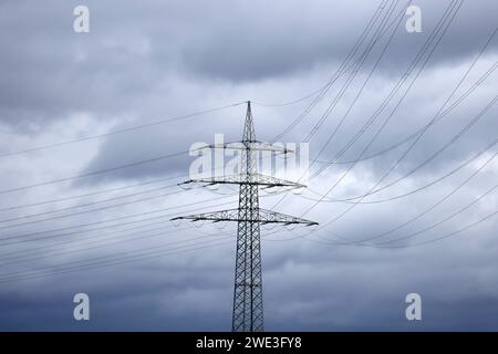 Strommasten BEI den Industrieanlagen von Shell Energy à Wesseling BEI Köln. Die Umgebung ist geprägt von Stromleitungen und Industrieschloten. Themenbild, Symbolbild. Wesseling, 22.01.2024 NRW Deutschland *** Pylônes électriques dans les installations industrielles Shell Energys à Wesseling près de Cologne les environs sont caractérisés par des lignes électriques et des cheminées industrielles image, image symbolique Wesseling, 22 01 2024 NRW Allemagne Copyright : xChristophxHardtx Banque D'Images