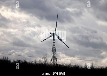 Ein Windrad und Strommasten BEI den Industrieanlagen von Shell Energy à Wesseling BEI Köln. Die Umgebung ist geprägt von Stromleitungen und Industrieschloten. Themenbild, Symbolbild. Wesseling, 22.01.2024 NRW Deutschland *** Une éolienne et des pylônes électriques dans les installations industrielles de Shell Energys à Wesseling près de Cologne les environs sont caractérisés par des lignes électriques et des cheminées industrielles image thématique, image symbolique Wesseling, 22 01 2024 NRW Allemagne Copyright : xChristophxHardtx Banque D'Images