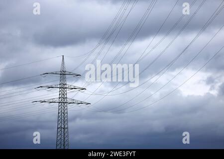 Strommasten BEI den Industrieanlagen von Shell Energy à Wesseling BEI Köln. Die Umgebung ist geprägt von Stromleitungen und Industrieschloten. Themenbild, Symbolbild. Wesseling, 22.01.2024 NRW Deutschland *** Pylônes électriques dans les installations industrielles Shell Energys à Wesseling près de Cologne les environs sont caractérisés par des lignes électriques et des cheminées industrielles image, image symbolique Wesseling, 22 01 2024 NRW Allemagne Copyright : xChristophxHardtx Banque D'Images