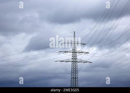 Strommasten BEI den Industrieanlagen von Shell Energy à Wesseling BEI Köln. Die Umgebung ist geprägt von Stromleitungen und Industrieschloten. Themenbild, Symbolbild. Wesseling, 22.01.2024 NRW Deutschland *** Pylônes électriques dans les installations industrielles Shell Energys à Wesseling près de Cologne les environs sont caractérisés par des lignes électriques et des cheminées industrielles image, image symbolique Wesseling, 22 01 2024 NRW Allemagne Copyright : xChristophxHardtx Banque D'Images