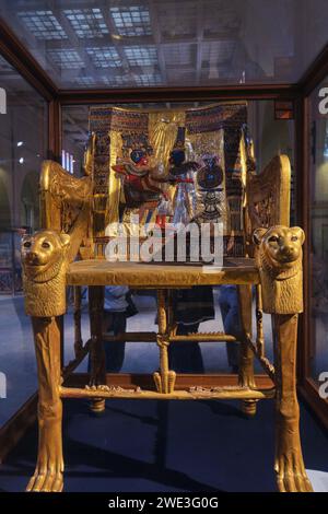 Le Caire, Egypte - 2 janvier 2024 : le Trône d'or de Toutankhamon exposé au Musée des Antiquités égyptiennes (Musée égyptien) Banque D'Images