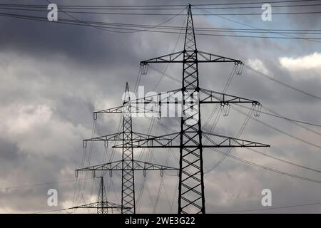 Strommasten BEI den Industrieanlagen von Shell Energy à Wesseling BEI Köln. Die Umgebung ist geprägt von Stromleitungen und Industrieschloten. Themenbild, Symbolbild. Wesseling, 22.01.2024 NRW Deutschland *** Pylônes électriques dans les installations industrielles Shell Energys à Wesseling près de Cologne les environs sont caractérisés par des lignes électriques et des cheminées industrielles image, image symbolique Wesseling, 22 01 2024 NRW Allemagne Copyright : xChristophxHardtx Banque D'Images