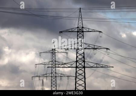 Strommasten BEI den Industrieanlagen von Shell Energy à Wesseling BEI Köln. Die Umgebung ist geprägt von Stromleitungen und Industrieschloten. Themenbild, Symbolbild. Wesseling, 22.01.2024 NRW Deutschland *** Pylônes électriques dans les installations industrielles Shell Energys à Wesseling près de Cologne les environs sont caractérisés par des lignes électriques et des cheminées industrielles image, image symbolique Wesseling, 22 01 2024 NRW Allemagne Copyright : xChristophxHardtx Banque D'Images