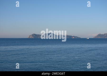 Les îles Cies font partie du parc naturel terrestre maritime des îles Atlantiques de Galice et sont un paradis naturel dans la Ria de Vigo. Banque D'Images