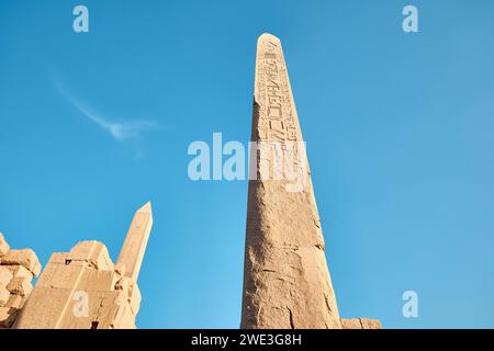 Louxor, Égypte - 2 janvier 2024 : Obélisque de Thoutmôsis I au temple de Karnak Banque D'Images