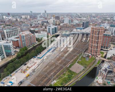 Photographie aérienne de la gare de Leeds avec quais, toit, trains, voies ferrées, Candle House et le centre-ville de Leeds, Yorkshire, Royaume-Uni Banque D'Images