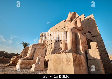 Louxor, Égypte - 2 janvier 2024 : statues monumentales du Pharaon Thoutmôsis II dans le temple de Karnak Banque D'Images