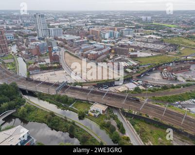 Photographie aérienne de la ligne ferroviaire principale menant à la gare de Leeds, au Royaume-Uni, River aire, Leeds Liverpool canal et routes avec le site de Globe point avant la construction Banque D'Images