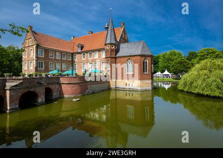 Deutschland, Havixbeck, Baumberge, Muensterland, Westfalen, Nordrhein-Westfalen, NRW, Burg Huelshoff, Wasserburg, Renaissance, Haupthaus mit Burgkapel Banque D'Images