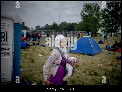 Image ©Licence à Parsons Media. 22/09/2015.Croatie. Migrants en Croatie. Enfants migrants. Croatie. Mère migrante Gadah avec son fils Jed 4 semaines, à la recherche de sa fille, perdue dans la foule sur la route devant les portes d'un camp de réfugiés à Opatovac, Croatie, après avoir traversé la frontière serbe. Photo de Andrew Parsons / Parsons Media Banque D'Images