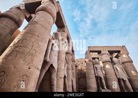 Louxor, Égypte - décembre 26 2023 : vue de la colonnade du temple d'Amenhotep III depuis la cour de Ramsès II au temple de Louxor Banque D'Images