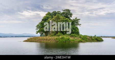 Vue panoramique de la petite île tropicale sur le lac Kaptai, Rangamati, Chittagong, Bangladesh Banque D'Images