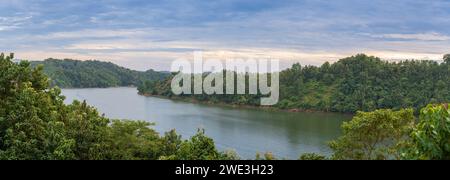 Panorama de paysage de fin d'après-midi sur le lac pittoresque Kaptai, Rangamati, Chittagong, Bangladesh Banque D'Images